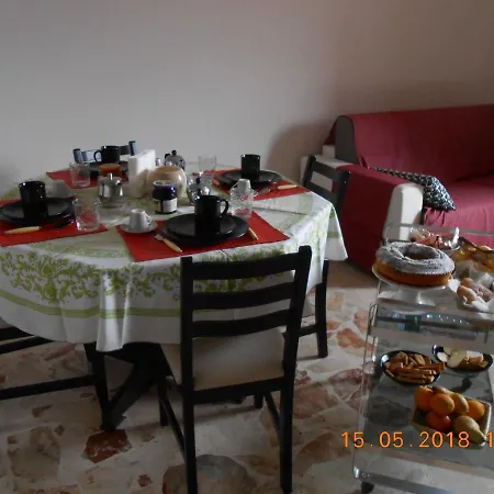 Amuni' לינה וארוחת בוקר סירקוזה